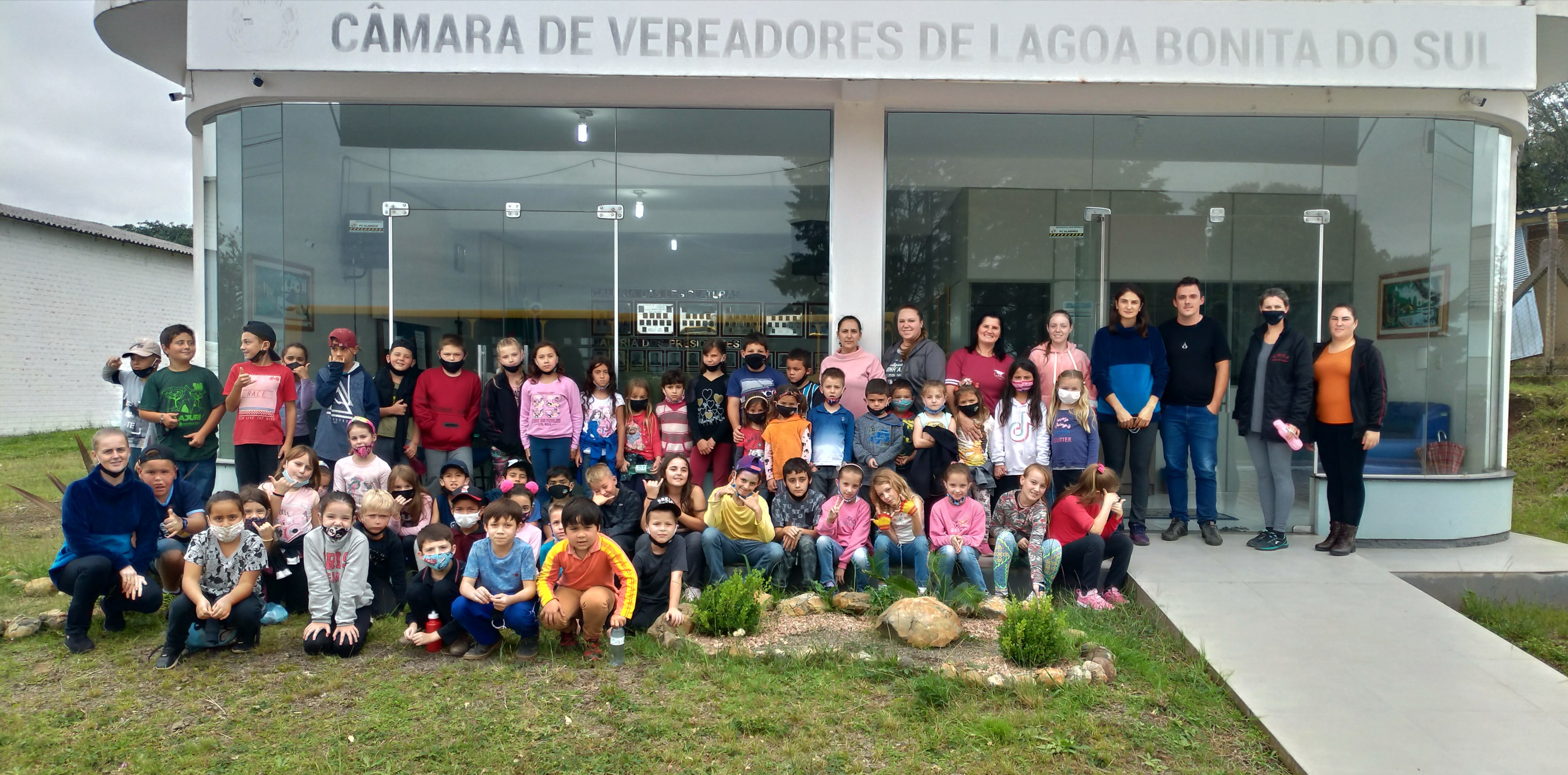 Estudantes do 1º ao 5º Ano da Escola Rainha dos Apóstolos realizam uma visita ao Legislativo